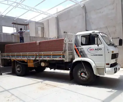 Caminhão da GD Aço carregado com telhas pintadas para entrega em obra