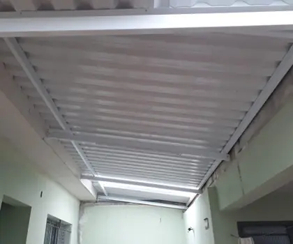 Cobertura em telha de aço vista por baixo, com estrutura metálica